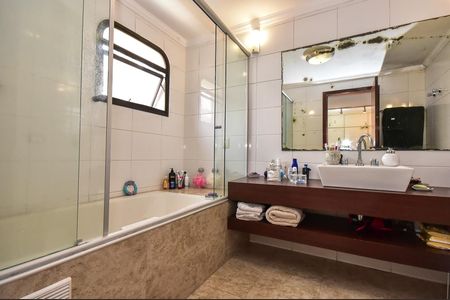 Apartamento à venda com 251m², 3 quartos e 4 vagasBanheiro Suíte 2