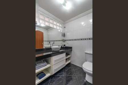 Casa à venda com 420m², 3 quartos e 3 vagasBanheiro da Suíte 2