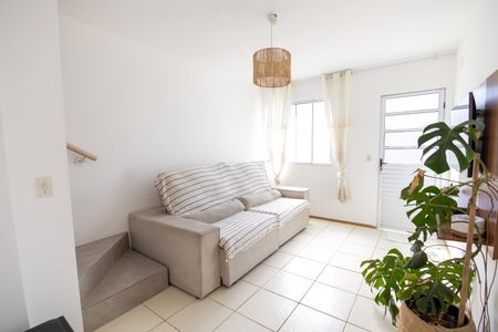 Sala de casa de condomínio para alugar com 2 quartos, 64m² em Guaratiba, Rio de Janeiro