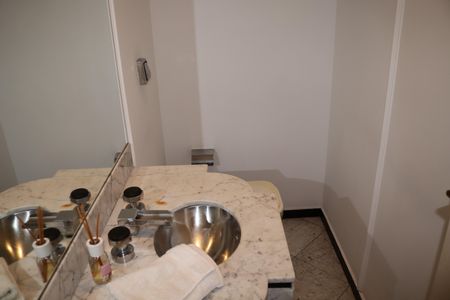 Lavabo de apartamento para alugar com 4 quartos, 344m² em Higienópolis, São Paulo