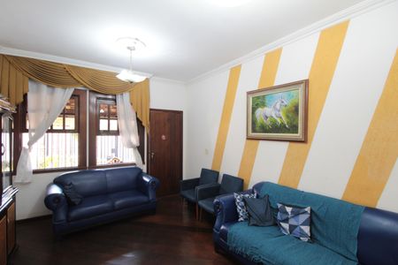 Casa à venda com 210m², 3 quartos e 2 vagasSala