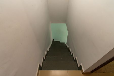 Casa para alugar com 84m², 2 quartos e 2 vagasEscada