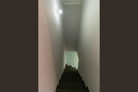 Casa para alugar com 84m², 2 quartos e 2 vagasEscada