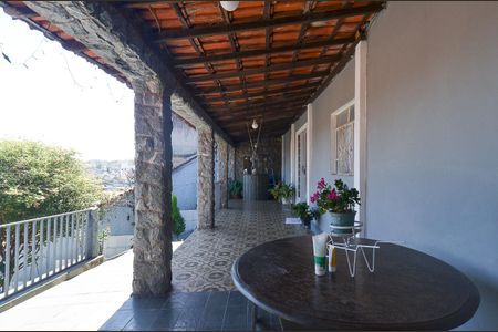 Casa para alugar com 313m², 2 quartos e 2 vagas Casa para alugar com 313m², 2 quartos e 2 vagasÁrea externa - Varanda