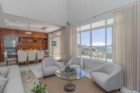 Casa à venda com 450m², 4 quartos e 3 vagas Casa à venda com 450m², 4 quartos e 3 vagasSala