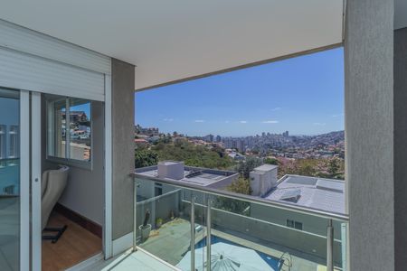 Casa à venda com 450m², 4 quartos e 3 vagas Casa à venda com 450m², 4 quartos e 3 vagasVaranda da Suíte 1