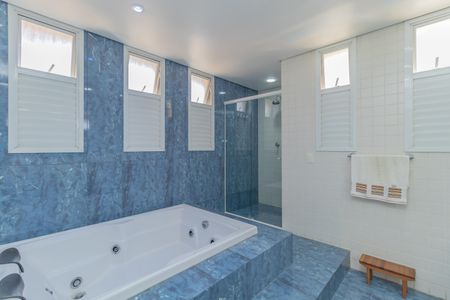 Casa à venda com 450m², 4 quartos e 3 vagas Casa à venda com 450m², 4 quartos e 3 vagasBanheiro da Suíte 1