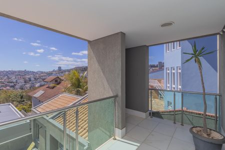 Casa à venda com 450m², 4 quartos e 3 vagas Casa à venda com 450m², 4 quartos e 3 vagasVaranda da Suíte 1