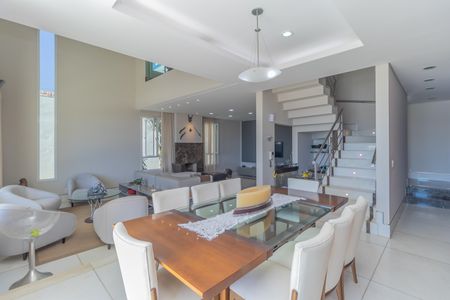 Casa à venda com 450m², 4 quartos e 3 vagas Casa à venda com 450m², 4 quartos e 3 vagasSala