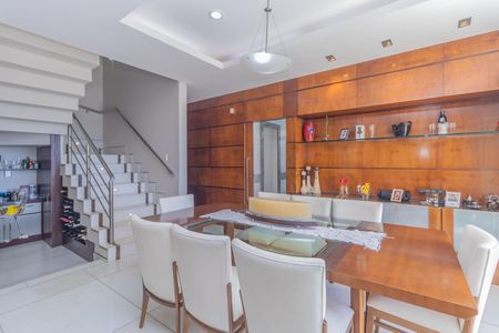 Casa à venda com 450m², 4 quartos e 3 vagas Casa à venda com 450m², 4 quartos e 3 vagasSala