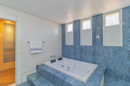 Casa à venda com 450m², 4 quartos e 3 vagas Casa à venda com 450m², 4 quartos e 3 vagasBanheiro da Suíte 1