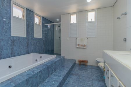 Casa à venda com 450m², 4 quartos e 3 vagas Casa à venda com 450m², 4 quartos e 3 vagasBanheiro da Suíte 1