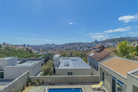 Casa à venda com 450m², 4 quartos e 3 vagas Casa à venda com 450m², 4 quartos e 3 vagasVista da Suíte 1