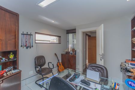 Casa à venda com 450m², 4 quartos e 3 vagas Casa à venda com 450m², 4 quartos e 3 vagasEscritório