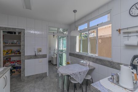 Casa à venda com 450m², 4 quartos e 3 vagas Casa à venda com 450m², 4 quartos e 3 vagasCozinha