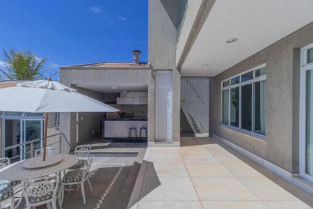 Casa à venda com 450m², 4 quartos e 3 vagas Casa à venda com 450m², 4 quartos e 3 vagasCobertura