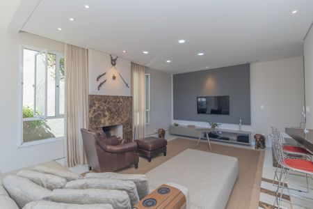 Casa à venda com 450m², 4 quartos e 3 vagas Casa à venda com 450m², 4 quartos e 3 vagasSala