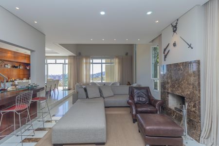 Casa à venda com 450m², 4 quartos e 3 vagas Casa à venda com 450m², 4 quartos e 3 vagasSala