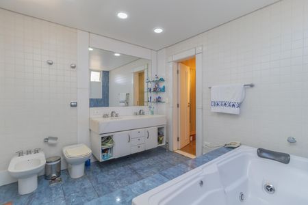 Casa à venda com 450m², 4 quartos e 3 vagas Casa à venda com 450m², 4 quartos e 3 vagasBanheiro da Suíte 1