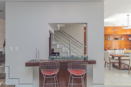 Casa à venda com 450m², 4 quartos e 3 vagas Casa à venda com 450m², 4 quartos e 3 vagasSala