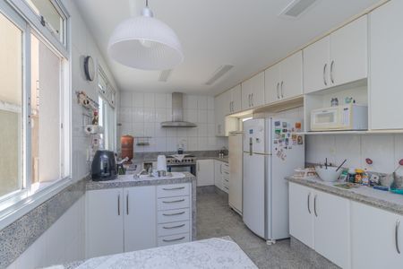 Casa à venda com 450m², 4 quartos e 3 vagas Casa à venda com 450m², 4 quartos e 3 vagasCozinha