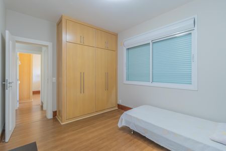 Casa à venda com 450m², 4 quartos e 3 vagas Casa à venda com 450m², 4 quartos e 3 vagasQuarto