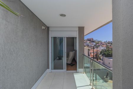 Casa à venda com 450m², 4 quartos e 3 vagas Casa à venda com 450m², 4 quartos e 3 vagasVaranda da Suíte 1