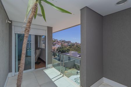 Casa à venda com 450m², 4 quartos e 3 vagas Casa à venda com 450m², 4 quartos e 3 vagasVaranda da Suíte 1