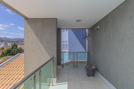 Casa à venda com 450m², 4 quartos e 3 vagas Casa à venda com 450m², 4 quartos e 3 vagasVaranda da Suíte 1