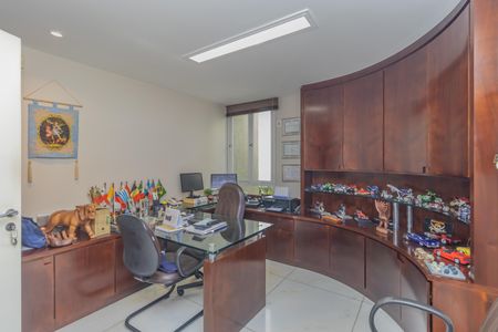 Casa à venda com 450m², 4 quartos e 3 vagas Casa à venda com 450m², 4 quartos e 3 vagasEscritório