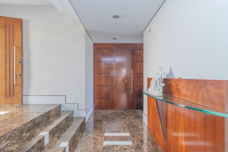 Casa à venda com 450m², 4 quartos e 3 vagas Casa à venda com 450m², 4 quartos e 3 vagasCorredor