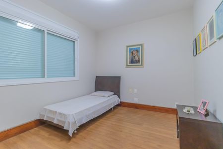 Casa à venda com 450m², 4 quartos e 3 vagas Casa à venda com 450m², 4 quartos e 3 vagasQuarto