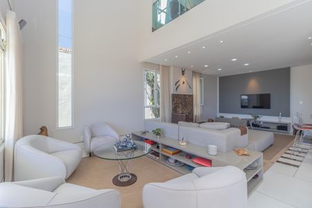 Casa à venda com 450m², 4 quartos e 3 vagas Casa à venda com 450m², 4 quartos e 3 vagasSala