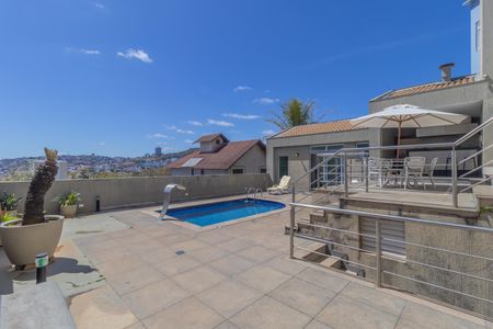 Casa à venda com 450m², 4 quartos e 3 vagas Casa à venda com 450m², 4 quartos e 3 vagasPiscina da Cobertura