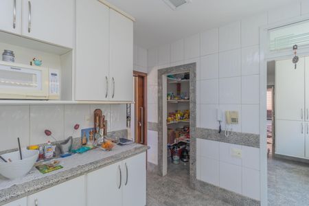 Casa à venda com 450m², 4 quartos e 3 vagas Casa à venda com 450m², 4 quartos e 3 vagasCozinha
