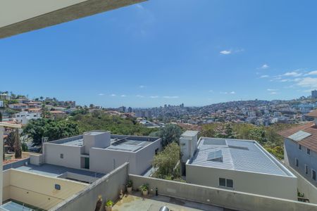 Casa à venda com 450m², 4 quartos e 3 vagas Casa à venda com 450m², 4 quartos e 3 vagasVista da Suíte 1