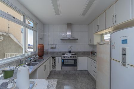 Casa à venda com 450m², 4 quartos e 3 vagas Casa à venda com 450m², 4 quartos e 3 vagasCozinha