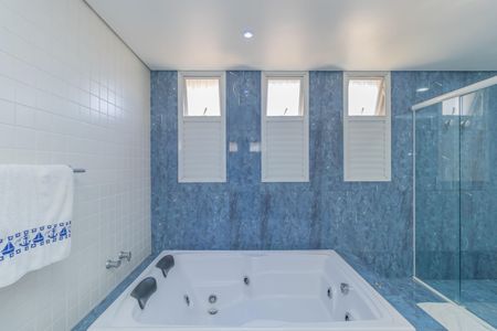 Casa à venda com 450m², 4 quartos e 3 vagas Casa à venda com 450m², 4 quartos e 3 vagasBanheiro da Suíte 1