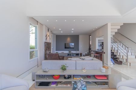 Casa à venda com 450m², 4 quartos e 3 vagas Casa à venda com 450m², 4 quartos e 3 vagasSala