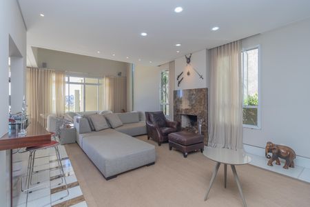 Casa à venda com 450m², 4 quartos e 3 vagas Casa à venda com 450m², 4 quartos e 3 vagasSala