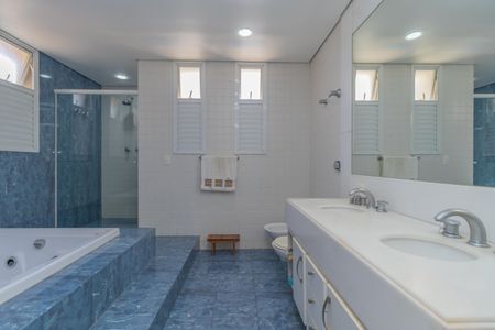 Casa à venda com 450m², 4 quartos e 3 vagas Casa à venda com 450m², 4 quartos e 3 vagasBanheiro da Suíte 1