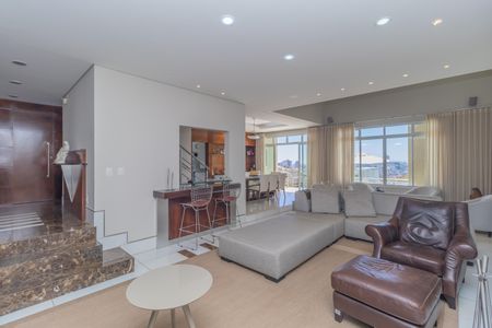 Casa à venda com 450m², 4 quartos e 3 vagas Casa à venda com 450m², 4 quartos e 3 vagasSala