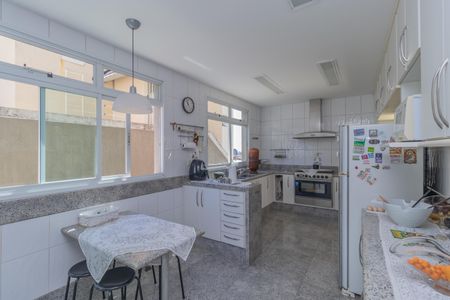 Casa à venda com 450m², 4 quartos e 3 vagas Casa à venda com 450m², 4 quartos e 3 vagasCozinha