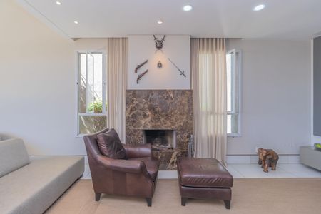 Casa à venda com 450m², 4 quartos e 3 vagas Casa à venda com 450m², 4 quartos e 3 vagasSala