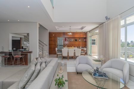 Casa à venda com 450m², 4 quartos e 3 vagas Casa à venda com 450m², 4 quartos e 3 vagasSala