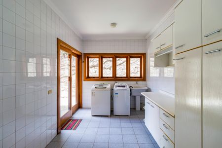 Casa para alugar com 611m², 4 quartos e 6 vagas Casa para alugar com 611m², 4 quartos e 6 vagasÁrea de Serviço