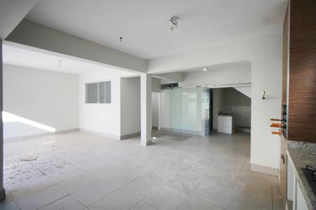 Casa à venda com 270m², 4 quartos e 4 vagas Casa à venda com 270m², 4 quartos e 4 vagasChuveiro