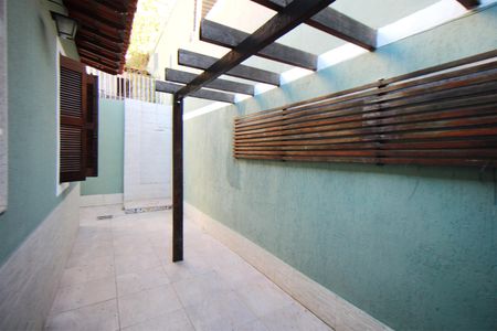 Casa à venda com 270m², 4 quartos e 4 vagas Casa à venda com 270m², 4 quartos e 4 vagasVaranda lateral