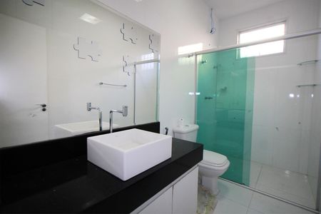 Casa à venda com 270m², 4 quartos e 4 vagas Casa à venda com 270m², 4 quartos e 4 vagasBanheiro