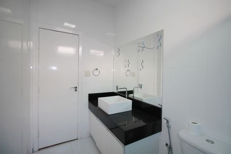 Casa à venda com 270m², 4 quartos e 4 vagas Casa à venda com 270m², 4 quartos e 4 vagasBanheiro